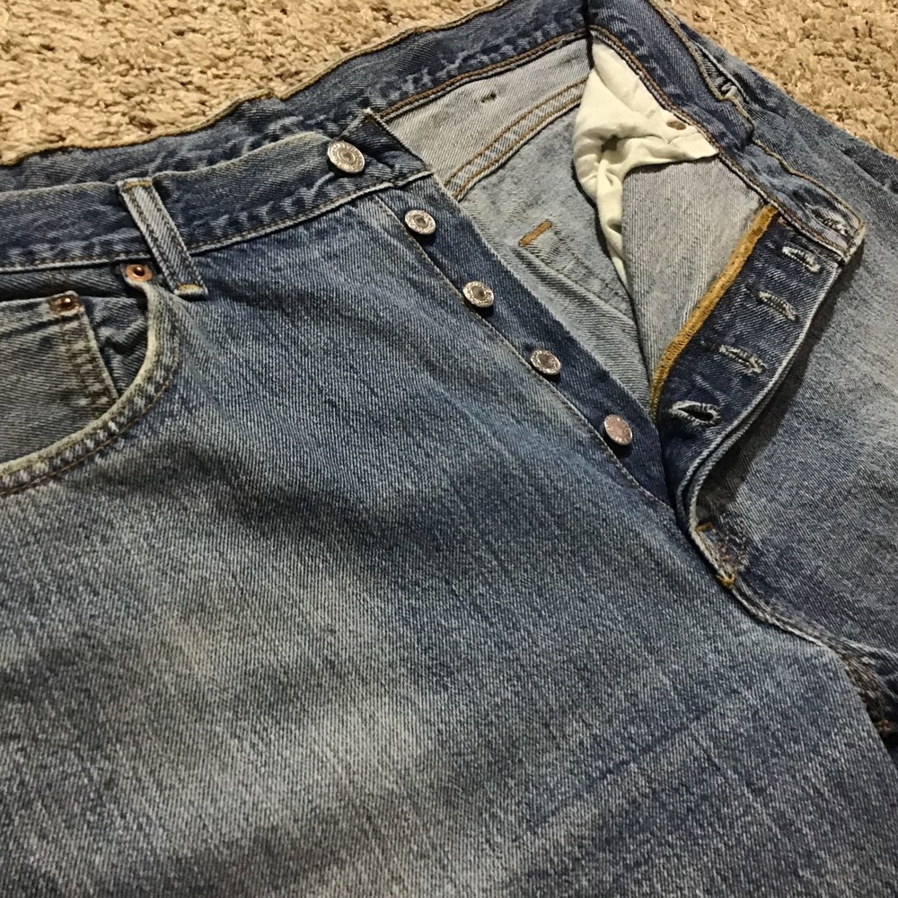Levi Strauss Men's 501 Jeans 38x32  Button Fly Medium Wash Great Shape!